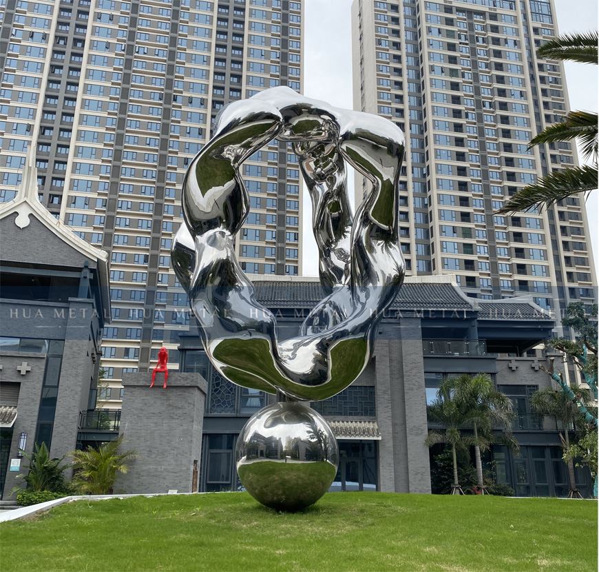 Mirror-surface-stainless-steel-sculpture-artwork
