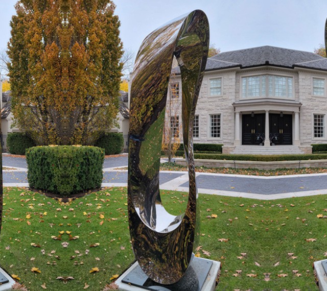 Стальная скульптура Мебиуса