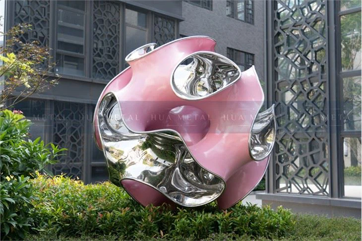 Раскрашенная скульптура из шариков из нержавеющей стали